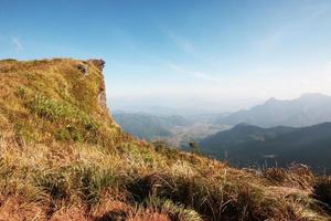 mooi landschap vallei van berg en blauw lucht in winter Bij phu Chee fah heuvel noordelijk van Thailand foto