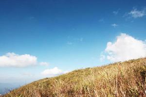 antenne visie van hoogland met droog gras en Woud heuvel in blauw lucht Aan de vallei berg in Thailand foto