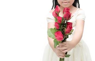 rood roos boeket in weinig hand- meisje geïsoleerd foto
