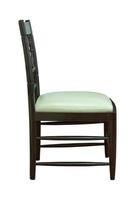 kant visie van houten stoel met leer stoel geïsoleerd Aan wit achtergrond met knipsel pad foto