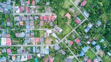 buurt met woon- huizen en opritten foto