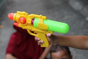 foto van speelgoed- geweer wezen gedragen