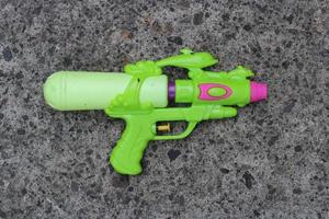 foto van de groen speelgoed- geweer Aan de grond