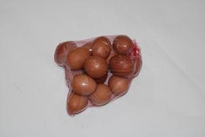 foto van eieren in transparant plastic inpakken