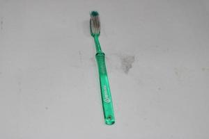 foto van een licht groen tandenborstel