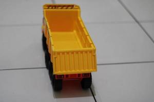 foto van een geel kinderen speelgoed- vrachtauto
