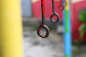 foto van een oud ijzer hanger in een kinderen speelplaats