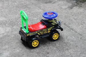 kleurrijk kinderen speelgoed- vrachtauto foto