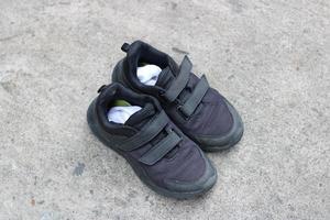 foto van zwart schoenen versleten Aan de straat