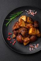 heerlijk aardappelen gebakken in hun huiden met rozemarijn en specerijen foto