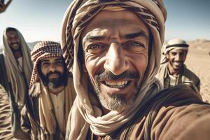 een bedoeïenen nemen selfies. een Arabisch Mens in een arafat is nemen een afbeelding van zichzelf en zijn vrienden met een glimlach Aan zijn gezicht. generatief ai foto