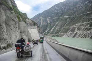 de bergachtig weg onder bouw in western Sichuan, China foto