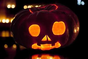 jack o'lantern lit voor halloween foto