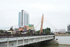 solo, Indonesië - juli 16, 2022 panoramisch visie van de stad van solo, bengawan solo met de keris monument brug in voorkant van de tritonadi terminal foto