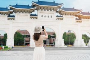 vrouw reiziger bezoekende in Taiwan, toerist nemen foto en bezienswaardigheden bekijken in nationaal Chiang kai zij K gedenkteken of hal vrijheid vierkant, Taipei stad. mijlpaal en populair attracties. Azië reizen concept