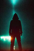 een Mens staand in de donker in de regen met een groen licht achter hem dat schijnt, anamorf hoogtepunt, poster, neofiguratief. generatief ai foto