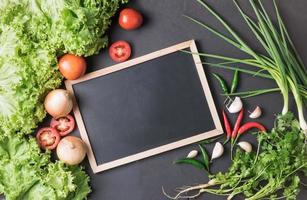 mengen groente met schoolbord Aan zwart bakgrond foto