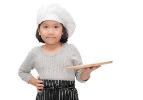 chef in uniform koken Holding blanco hout schotel foto