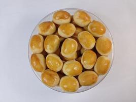 een pot van nastar of Indonesisch koekjes gevulde ananas jam, populair tussendoortje naar vieren eid al-fitr dag. foto