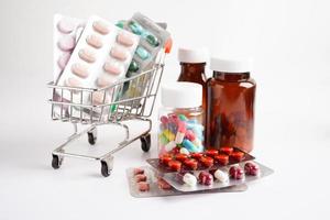 boodschappen doen trolley met blaar pil en capsule van drug recept, apotheek voor behandeling Gezondheid geneesmiddel. foto