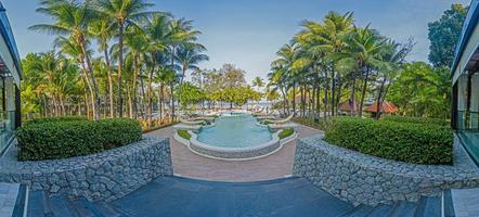 panoramisch visie over- tropisch zwembad landschap van luxe hotel foto