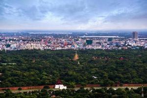 top visie van stad van mandalay heuvel Bij mandala, myanmar. foto