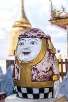de geest poort van buphaya pagode in bagan, myanmar. foto