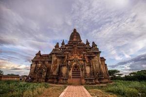 de zonsondergang van bagan, Myanmar is een oude stad met duizenden van historisch boeddhistisch tempels en stoepa's. foto