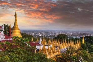 zo taung pyae pagode Aan top van mandalay heuvel Bij mandala, myanmar. foto