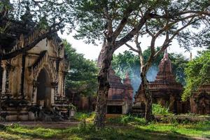 de milieu van tempels in oud bagan, Myanmar foto