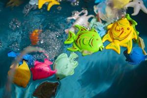 speelgoed- kleurrijk vis in blauw water. foto