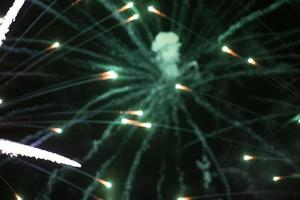 groen stralen van de explosie van vuurwerk met rook vlekken. foto
