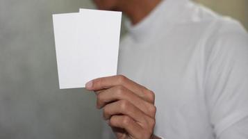 foto van blanco wit kaart in hand-