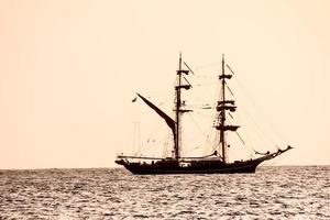 een schip Aan de zee foto