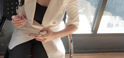 vrouw met een telefoon en een creditcard foto