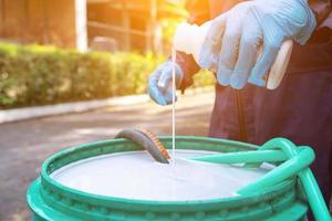 uitroeien termiet controle bedrijf werknemer is gebruik makend van een termiet sproeier Bij klanten huis en zoeken voor termiet nesten naar elimineren. uitroeien controle arbeider sproeien chemisch insect afweermiddel foto