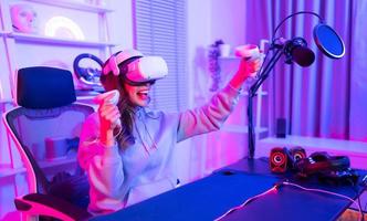 professioneel gamer spelen spellen door vr machine dat reageert naar heel pret spannend en provocerend foto