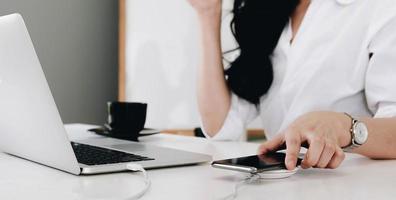 vrouw telefoon opladen aan balie foto