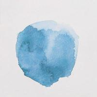 azuurblauwe verf vormt een cirkel op wit papier foto