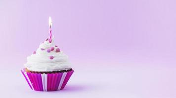 verjaardag cupcake met verlichte kaars op paarse achtergrond foto