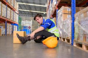 werken in een groot industrieel faciliteit met zwaar materialen en machines. veiligheid overwegingen zijn daarom van de uiterste betekenis. extreem waakzaamheid moet worden uitgeoefend in deze situatie foto