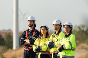 portret van ingenieur gestationeerd Bij de natuurlijk energie wind turbine plaats. met dagelijks audit taken van majoor wind turbine operaties dat transformeren wind energie in elektrisch elektriciteit foto