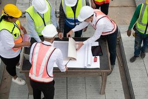 bouw ingenieurs, architecten, en voormannen het formulier een groep. deelnemen in een vergadering naar plan nieuw bouw projecten. foto