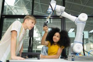 kinderen gebruik makend van de hand- robot technologie, studenten zijn aan het studeren technologie, welke is een van de stam cursussen. foto