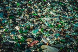 close-up van kleurrijk zeeglas op zand in Vladivostok, Rusland foto