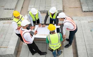 bouw ingenieurs, architecten, en voormannen het formulier een groep. deelnemen in een vergadering naar plan nieuw bouw projecten. foto