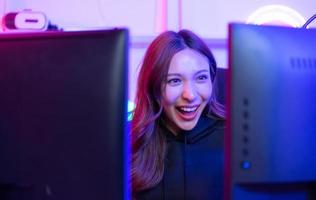 professioneel gamer is een gamer voor prijs geld of naar overwinnen obstakels gebruikelijk, gamers studie spellen diep in bestellen naar meester hen en vaak Speel hen competitief. foto