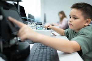 jongeren gebruik maken van de hand- robot technologie zijn hebben pret aan het leren de elektronisch stroomkring bord en hand- robot controleur van robot technologie, welke is een van de stam cursussen. foto