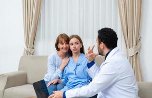 haar moeder en de dokter had een gesprek over de van dochter erge, ernstige ziekte. naar worden op de hoogte van de behandelingen toestand en toekomst behandeling opties foto