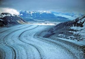 op zoek naar beneden een alpine gletsjer foto